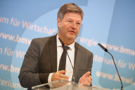 NEWS - Robert Habeck und Peter Altmaier bei der Amtsübergabe im Berliner Wirtschaftsministerium