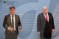 NEWS - Robert Habeck und Peter Altmaier bei der Amtsübergabe im Berliner Wirtschaftsministerium