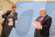 NEWS - Robert Habeck und Peter Altmaier bei der Amtsübergabe im Berliner Wirtschaftsministerium