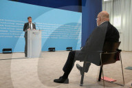 NEWS - Robert Habeck und Peter Altmaier bei der Amtsübergabe im Berliner Wirtschaftsministerium