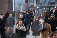 NEWS - Coronavirus: Pendler auf der London Bridge, nachdem der britische Premierminister den "Plan B" angekündigt hat