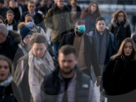 NEWS - Coronavirus: Pendler auf der London Bridge, nachdem der britische Premierminister den "Plan B" angekündigt hat