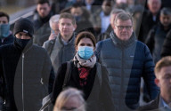 NEWS - Coronavirus: Pendler auf der London Bridge, nachdem der britische Premierminister den "Plan B" angekündigt hat