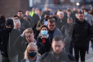 NEWS - Coronavirus: Pendler auf der London Bridge, nachdem der britische Premierminister den "Plan B" angekündigt hat