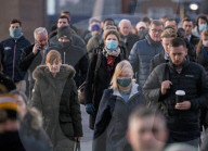 NEWS - Coronavirus: Pendler auf der London Bridge, nachdem der britische Premierminister den "Plan B" angekündigt hat
