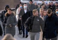 NEWS - Coronavirus: Pendler auf der London Bridge, nachdem der britische Premierminister den "Plan B" angekündigt hat