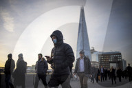 NEWS - Coronavirus: Pendler auf der London Bridge, nachdem der britische Premierminister den "Plan B" angekündigt hat