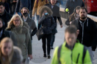 NEWS - Coronavirus: Pendler auf der London Bridge, nachdem der britische Premierminister den "Plan B" angekündigt hat