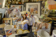 ROYALS -  Royal-Superfan Margaret Tyler zeigt einige der Tausenden von Erinnerungsstücken der britischen Königsfamilie in ihrem Haus