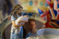 ROYALS -  Royal-Superfan Margaret Tyler zeigt einige der Tausenden von Erinnerungsstücken der britischen Königsfamilie in ihrem Haus