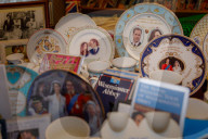 ROYALS -  Royal-Superfan Margaret Tyler zeigt einige der Tausenden von Erinnerungsstücken der britischen Königsfamilie in ihrem Haus
