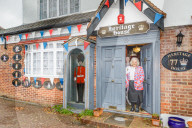 ROYALS -  Royal-Superfan Margaret Tyler zeigt einige der Tausenden von Erinnerungsstücken der britischen Königsfamilie in ihrem Haus