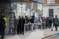 NEWS - Coronavirus: Warteschlange vor Impfzentrum in London