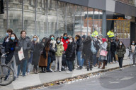 NEWS - Coronavirus: Warteschlange vor Impfzentrum in London