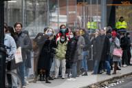 NEWS - Coronavirus: Warteschlange vor Impfzentrum in London