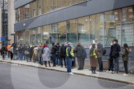 NEWS - Coronavirus: Warteschlange vor Impfzentrum in London