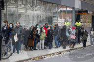 NEWS - Coronavirus: Warteschlange vor Impfzentrum in London