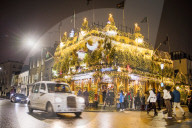FEATURE - Weihnachtsbäume und Weihnachtsbeleuchtung vor dem das Churchill Arms Pub in Notting Hil