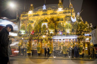 FEATURE - Weihnachtsbäume und Weihnachtsbeleuchtung vor dem das Churchill Arms Pub in Notting Hil