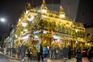 FEATURE - Weihnachtsbäume und Weihnachtsbeleuchtung vor dem das Churchill Arms Pub in Notting Hil