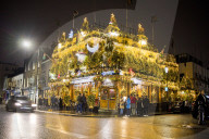 FEATURE - Weihnachtsbäume und Weihnachtsbeleuchtung vor dem das Churchill Arms Pub in Notting Hil