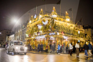 FEATURE - Weihnachtsbäume und Weihnachtsbeleuchtung vor dem das Churchill Arms Pub in Notting Hil