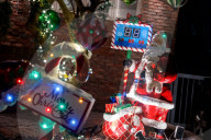 FEATURE -  Over The Top: Die funkelnde und tönende Weihnachtsdeko von Dyker Heights in Brooklyn