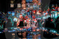 FEATURE -  Over The Top: Die funkelnde und tönende Weihnachtsdeko von Dyker Heights in Brooklyn