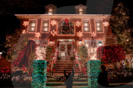FEATURE -  Over The Top: Die funkelnde und tönende Weihnachtsdeko von Dyker Heights in Brooklyn