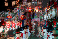 FEATURE -  Over The Top: Die funkelnde und tönende Weihnachtsdeko von Dyker Heights in Brooklyn