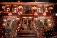 FEATURE -  Over The Top: Die funkelnde und tönende Weihnachtsdeko von Dyker Heights in Brooklyn