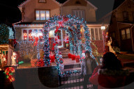 FEATURE -  Over The Top: Die funkelnde und tönende Weihnachtsdeko von Dyker Heights in Brooklyn