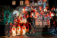 FEATURE -  Over The Top: Die funkelnde und tönende Weihnachtsdeko von Dyker Heights in Brooklyn