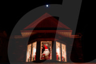 FEATURE -  Over The Top: Die funkelnde und tönende Weihnachtsdeko von Dyker Heights in Brooklyn