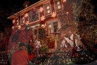 FEATURE -  Over The Top: Die funkelnde und tönende Weihnachtsdeko von Dyker Heights in Brooklyn