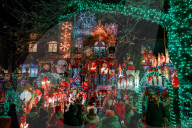 FEATURE -  Over The Top: Die funkelnde und tönende Weihnachtsdeko von Dyker Heights in Brooklyn