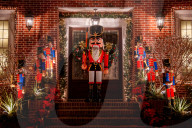 FEATURE -  Over The Top: Die funkelnde und tönende Weihnachtsdeko von Dyker Heights in Brooklyn