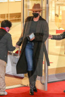 EXKLUSIV - Charlize Theron macht Weihnachtseinkäufe mit einer Freundin in Beverly Hills