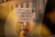 NEWS - Tausende bei Querdenker-Demo in München