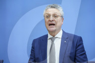 NEWS - Coronavirus: Karl Lauterbach bei einer PK zum Thema Kinderimpfung und Corona