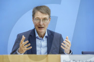 NEWS - Coronavirus: Karl Lauterbach bei einer PK zum Thema Kinderimpfung und Corona