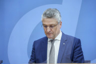NEWS - Coronavirus: Karl Lauterbach bei einer PK zum Thema Kinderimpfung und Corona