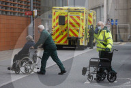 NEWS - Coronavirus: Ein ständiger Strom von Patienten kommt im Royal London Hospital in Whitechapel an
