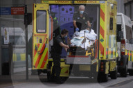 NEWS - Coronavirus: Ein ständiger Strom von Patienten kommt im Royal London Hospital in Whitechapel an