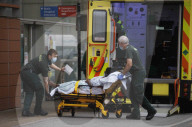 NEWS - Coronavirus: Ein ständiger Strom von Patienten kommt im Royal London Hospital in Whitechapel an
