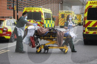 NEWS - Coronavirus: Ein ständiger Strom von Patienten kommt im Royal London Hospital in Whitechapel an
