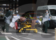 NEWS - Coronavirus: Ein ständiger Strom von Patienten kommt im Royal London Hospital in Whitechapel an