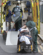NEWS - Coronavirus: Ein ständiger Strom von Patienten kommt im Royal London Hospital in Whitechapel an