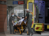 NEWS - Coronavirus: Ein ständiger Strom von Patienten kommt im Royal London Hospital in Whitechapel an