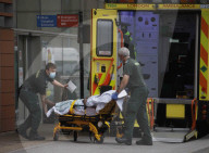 NEWS - Coronavirus: Ein ständiger Strom von Patienten kommt im Royal London Hospital in Whitechapel an